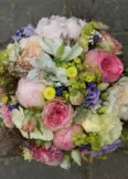 Brautstrauß mit vielen verschiedenen Blüten