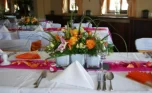 Tischschmuck in pink und orange