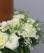 Urnenkranz mit verschiedenen weißen Blüten